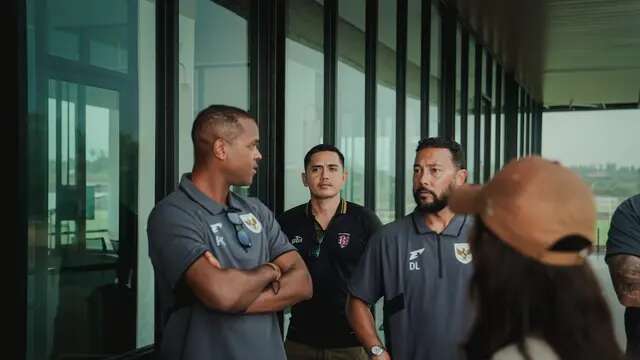Pelatih Timnas Indonesia Patrick Kluivert kembali menyambangi Bali United Training Center, Jumat (23/5/2025) sore. Patrick Kluivert ditemani Denny Landzaat, Alex Pastoor, juga ada pelatih fisik Timnas Indonesia Quentin Jakoba, Sjoerd Woudenberg, dan video analis Jordy Kluintenburg. (Bali United)