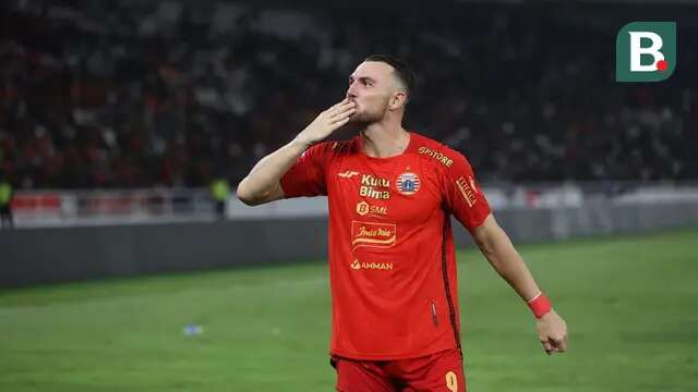 Selebrasi pemain Persija Jakarta, Marko Simic setelah menjebol gawang Persis Solo pada laga pekan ke-31 BRI Liga 1 2023/2024 di Stadion Utama Gelora Bung Karno (SUGBK) Senayan, Jakarta, Rabu (17/4/2024) malam WIB. (Bola.com/M Iqbal Ichsan)
