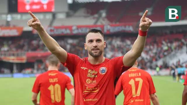 Selebrasi pemain Persija Jakarta, Marko Simic setelah mencetak gol pertama timnya ke gawang PSIS Semarang pada laga pekan ke-34 BRI Liga 1 2023/2024 di Stadion Utama Gelora Bung Karno (SUGBK), Senayan, Jakarta, Selasa (30/4/2024). (Bola.com/Abdul Aziz)