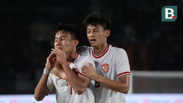 Selebrasi striker Timnas Indonesia U-16, Muhammad Zahaby Gholy (kiri) bersama rekannya, Mochamad Mierza setelah mencetak gol kedua ke gawang Timnas Australia U-16 pada laga semifinal Piala AFF U-16 2024 di Stadion Manahan, Solo, Senin (1/7/2024). (Bola.com/Abdul Aziz)
