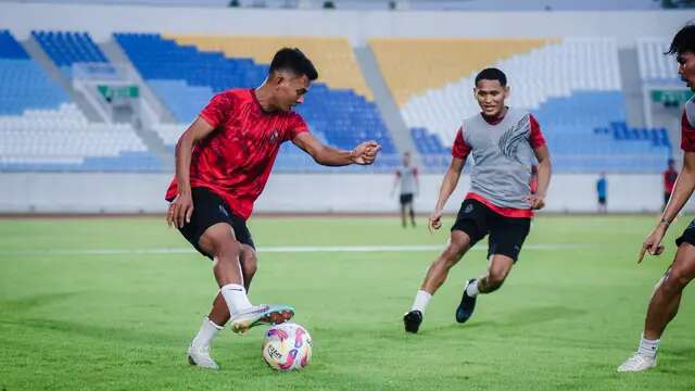 Dedik Setiawan dibayangi Iksan lestaluhu dalam sesi latihan arema di Stadion Kanjuruhan. (Bola.com/Iwan Setiawan)