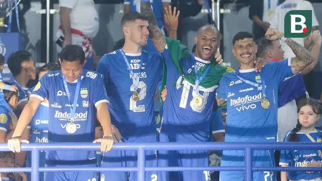 Persib Bandung mengangkat trofi BRI Liga 1 2024/2025 di Stadion GBLA, Kota Bandung, Sabtu (24/5/2025). (Bola.com/Muhammad Iqbal Ichsan)