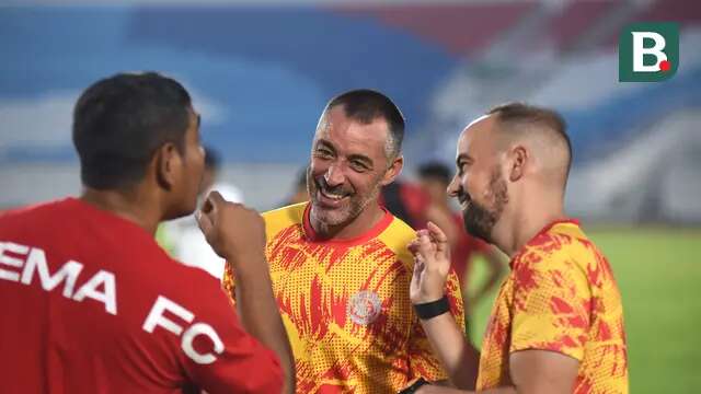 Pelatih Arema FC, Ze Gomes (tengah), berdiskusi dengan ofisial Singo Edan usai menjalani latihan di Stadion Kanjuruhan. (Bola.com/Iwan Setiawan)