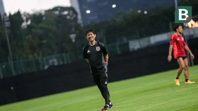 Pelatih Jepang, Hajime Moriyasu saat memimpin latihan perdana menjelang laga putaran ketiga Kualifikasi Piala Dunia 2026 melawan Timnas Indonesia yang berlangsung di Lapangan A, kompleks SUGK, Senayan, Jakarta, Senin (11/11/2024). (Bola.com/Bagaskara Lazuardi)