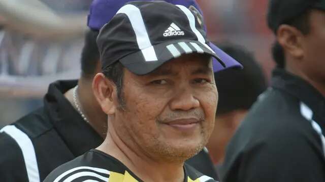 GUSAR - Djoko Malis amat gusar melihat konflik sepak bola nasional yang tak berkesudahan. Ia menilai konflik panas ditimbulkan oknum tak bertanggung jawab. (Bola.com/Robby Firly)
