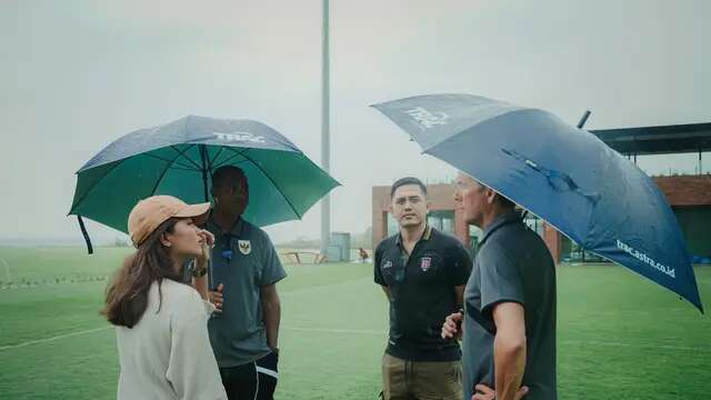Pelatih Timnas Indonesia Patrick Kluivert kembali menyambangi Bali United Training Center, Jumat (23/5/2025) sore. Patrick Kluivert ditemani Denny Landzaat, Alex Pastoor, juga ada pelatih fisik Timnas Indonesia Quentin Jakoba, Sjoerd Woudenberg, dan video analis Jordy Kluintenburg. (Bali United)