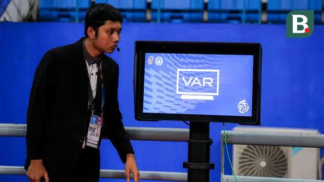 Penampakan layar VAR di BRI Liga 1. (Bola.com/Bagaskara Lazuardi)