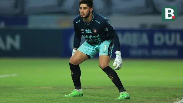 Kiper Bali United, Adilson Maringa saat menghadapi Persija Jakarta pada laga pekan ke-13 BRI Liga 1 2023/2024 di Stadion Patriot Candrabhaga, Bekasi, Minggu (24/9/2023) malam WIB. (Bola.com/M Iqbal Ichsan)