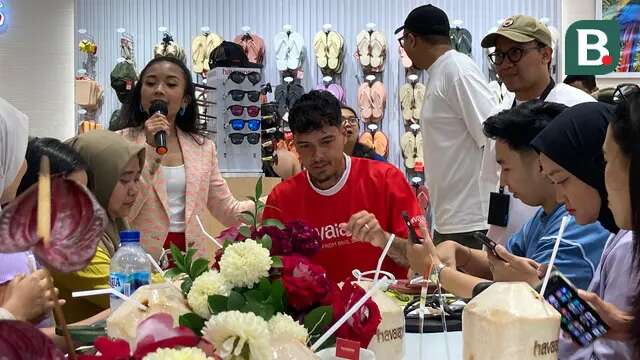 Pemain Timnas Indonesia Shayne Pattynama saat menuliskan harapan di sebuah sandal untuk Indonesia bisa memenangkan pertandingan menghadapi China dengan skor 2-0. (Alit Binawan/Bola.com)