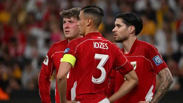 Sejumlah pemain Timnas Indonesia, yakni Jay Idzes (tengah), Kevin Diks (kanan), dan Ole Romeny (kiri), berdiskusi saat menghadapi Australia pada lanjutan Kualifikasi Piala Dunia 2026 di Sydney Football Stadium, Kamis (20/3/2025) sore WIB. (DAVID GRAY / AFP)
