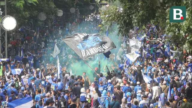 Ribuan masyarakat Bandung memadati jalan-jalan yang dilewati oleh konvoi juara Persib Bandung, Minggu (25/5/2025) pagi WIB. (Bola.com/M. Iqbal Ichsan)