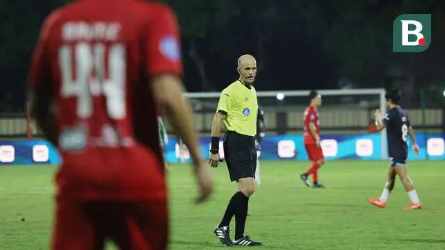 Wasit asing Adham Mohammad Tumah asal Yordania memimpin laga Semen Padang melawan Borneo FC di Stadion STIK, Jakarta, Senin (12/8/2024). (Bola.com/M iqbal Ichsan)