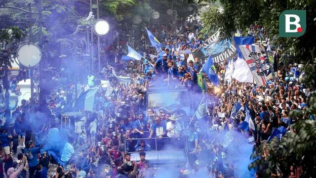 Tim Persib Bandung merayakan kemenangan mereka sebagai juara BRI Liga 1 musim 2024/2025 dengan menggelar pawai meriah di Kota Bandung, Minggu (25/5/2025). (Bola.com/M Iqbal Ichsan)