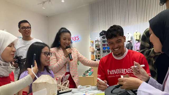 Bek Timnas Indonesia, Shayne Pattynama, berada di Bali dalam sebuah acara dengan brand. (Bola.com/Alit Binawan)
