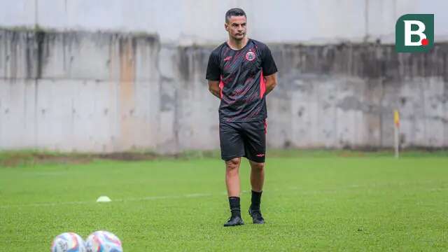 Pelatih baru Persija Jakarta, Carlos Pena memimpin latihan perdana yang berlangsung di Nirwana Park, Bojongsari, Sawangan, Sabtu (29/06/2024). (Bola.com/Bagaskara Lazuardi)