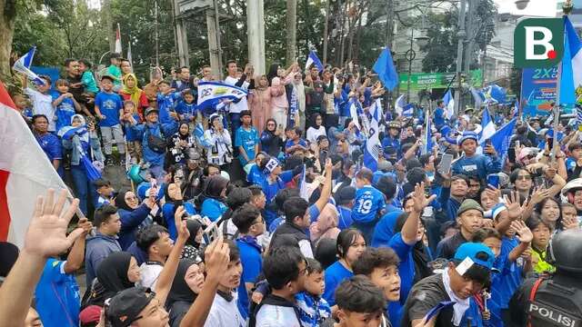 Bobotoh menantikan konvoi juara yang dilakukan Persib Bandung dari Balai Kota menuju Gedung Sate, Minggu (25/5/2025). (Bola.com/Erwin Snaz)