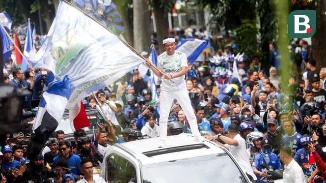 Gubernur Jawa Barat, Dedi Mulyadi, ikut merayakan Persib Bandung juara BRI Liga 1 dari Balai Kota menuju Gedung Sate, Bandung, Jawa Barat,  Minggu, (25/5/2025). Pemain dan ribuan bobotoh tumpah ruah merayakan keberhasilan Maung Bandung juara Liga 1. (Bola.com/M Iqbal Ichsan)