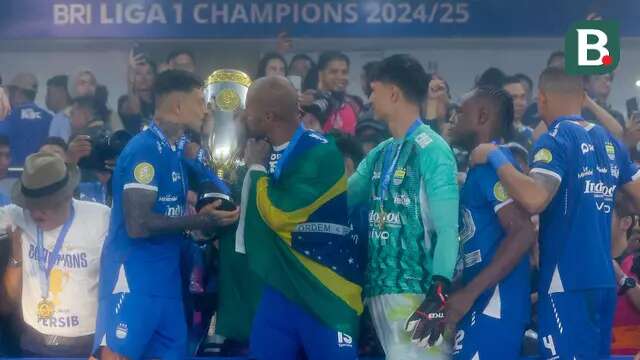 Pemain Persib Bandung, Ciro Alves dan David da Silva mencium trofi saat pesta juara BRI Liga 1 2024/2025 di Stadion Gelora Bandung Lautan Api, Sabtu (24/5/2025) sore WIB. (Bola.com/M Iqbal Ichsan)