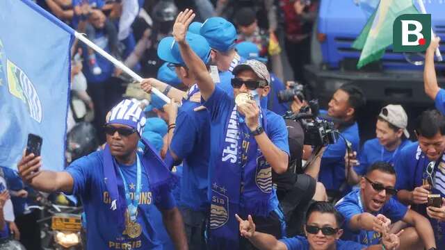 Para pemain Persib Bandung ketika mengikuti konvoi juara, Minggu (25/5/2025). (Bola.com/M. Iqbal Ichsan)