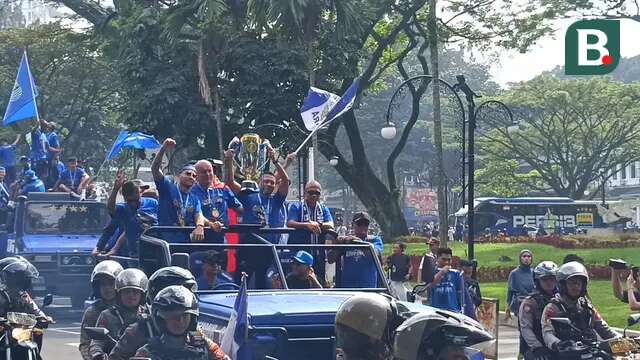 Trofi BRI Liga 1 2024/2025 dipamerkan saat konvoi juara Persib Bandung yang digelar pada Minggu (25/5/2025). (Bola.com/Muhammad Faqih)