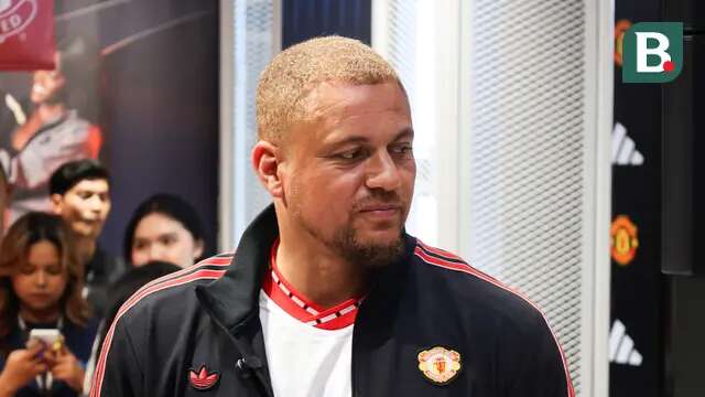 Legenda Manchester United, Wes Brown saat hadir di acara meet and greet dengan para fans di Pacific Place, Jakarta pada Minggu (25/5/2025).