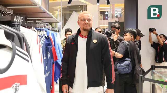 Legenda Manchester United, Wes Brown saat hadir di acara meet and greet dengan para fans di Pacific Place, Jakarta pada Minggu (25/5/2025).