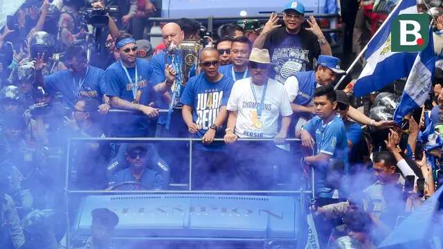 Pemmain Persib Bandung melakukan pawai juara BRI Liga 1 dari Balai Kota menuju Gedung Sate, Bandung, Jawa Barat, Minggu, (25/5/2025). Pemain dan ribuan bobotoh tumpah ruah merayakan keberhasilan Maung Bandung juara Liga 1. (Bola.com/M Iqbal Ichsan)