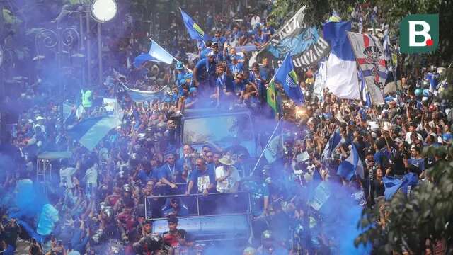 Ribuan masyarakat Bandung memadati jalan-jalan yang dilewati oleh konvoi juara Persib Bandung, Minggu (25/5/2025) pagi WIB. (Bola.com/M. Iqbal Ichsan)