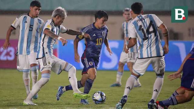Pemain Timnas Jepang U-17, Ryunosuke Sato (tengah) berebut bola dengan pemain Timnas Argentina U-17, Maher Carrizo pada laga kedua Grup D Piala Dunia U-17 2023 di Stadion Si Jalak Harupat, Kabupaten Bandung, Selasa (14/11/2023). (Bola.com/Ikhwan Yanuar)