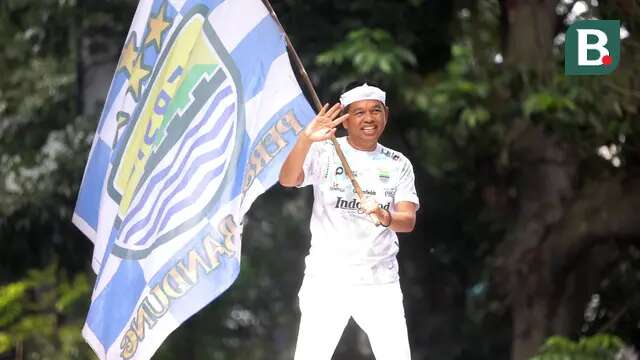 Gubernur Jawa Barat, Dedi Mulyadi, ikut merayakan Persib Bandung juara BRI Liga 1 dari Balai Kota menuju Gedung Sate, Bandung, Jawa Barat, Minggu, (25/5/2025). Pemain dan ribuan bobotoh tumpah ruah merayakan keberhasilan Maung Bandung juara Liga 1. (Bola.com/M Iqbal Ichsan)