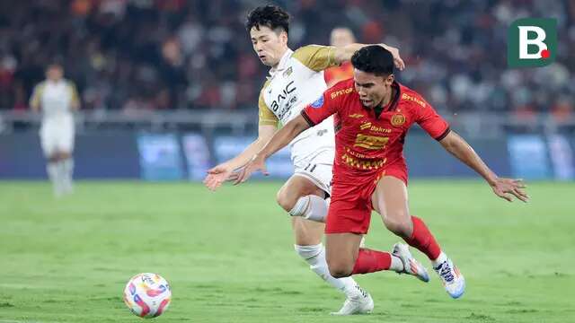 Pemain Persija Jakarta, Muhammad Ferarri, berebut bola dengan pemain Dewa United, Taisei Marukawa, pada laga pekan kelima BRI Liga 1 2024/2025 di Stadion Utama Gelora Bung Karno, Jakarta, Senin (16/9/2024). (Bola.com/M Iqbal Ichsan)