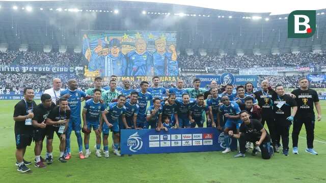 Bobotoh menyuguhkan koreografi megah untuk Persib Bandung di laga pamungkas BRI Liga 1 2024/2025 melawan Persis Solo di Stadion Gelora Bandung Lautan Api, Bandung, Sabtu (24/5/2025). (Bola.com/Iqbal Ichsan)