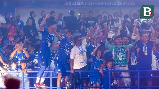 Persib Bandung kembali menasbihkan diri sebagai klub terbaik di Tanah Air. Ini menjadi sejarah bagi Maung Bandung karena meraih gelar juara kedua berturut-turut. (Bola.com/M Iqbal Ichsan)