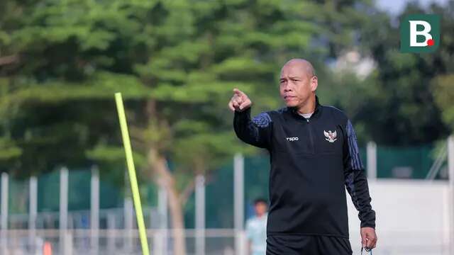 Pelatih Timnas Indonesia U-17, Nova Arianto memberikan instruksi kepada pemainnya saat memimpin seleksi yang berlangsung di Lapangan B, Kompleks Stadion Utama Gelora Bung Karno (SUGBK), Senayan, Jakarta, Kamis (08/08/2024). (Bola.com/Bagaskara Lazuardi)