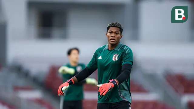 Kiper Timnas Jepang, Zion Suzuki melakukan pemanasan saat latihan resmi menjelang laga lanjutan putaran ketiga Grup C Kualifikasi Piala Dunia 2026 melawan Timnas Indonesia di Stadion Utama Gelora Bung Karno (SUGBK), Senayan, Jakarta, Kamis (14/11/2024). (Bola.com/Bagaskara Lazuardi)