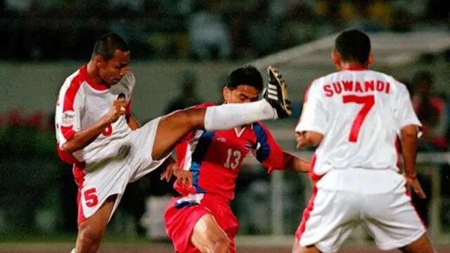 Bejo Sugiantoro saat berduel dengan salah satu pemain Thailand di Piala Tiger 1998. (Bola.com/Dok. AFF)