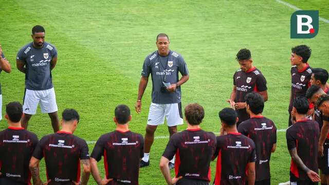 Pelatih Timnas Indonesia, Patrick Kluivert, memberikan arahan kepada anak asuhnya saat memimpin latihan perdana untuk persiapan laga Kualifikasi Piala Dunia 2026 zona Asia di Bali United Training Center (BUTC) Kabupaten Gianyar, Senin (26/5/2025). (Bola.com/Alit Binawan)