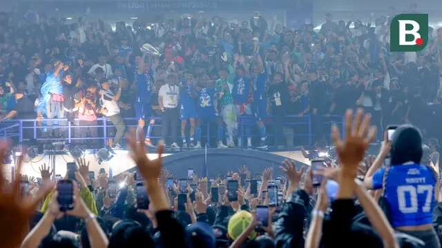 Pemain Persib Bandung mengangkat trofi saat pesta juara BRI Liga 1 2024/2025 di Stadion Gelora Bandung Lautan Api, Sabtu (24/5/2025) sore WIB. Punya fans puluhan juta membuat Persib Bandung punya potensi melantai di Bursa Efek Indonesia. (Bola.com/M Iqbal Ichsan)