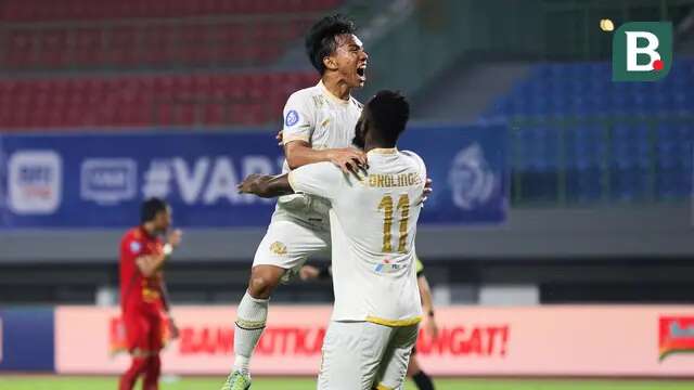Arkhan Fikri memeluk Charles Lokolingoy merayakan gol ketiga Arema FC ke gawang Persija Jakarta  dalam laga pekan 26 BRI Liga 1 2024/2025 yang digelar di Stadion Patriot Candrabhaga, Bekasi, Minggu (9/3/2025) malam WIB.