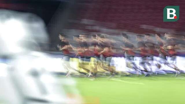 Para pemain Timnas Indonesia melakukan pemanasan saat latihan resmi menjelang laga putaran ketiga Grup C Kualifikasi Piala Dunia 2026 di Stadion Utama Gelora Bung Karno (SUGBK), Senayan, Jakarta, Senin (24/03/2025). (Bola.com/Bagaskara Lazuardi)