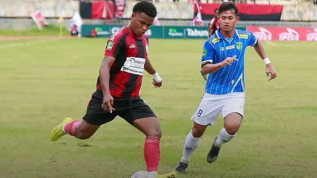 Ramai Rumakiek dalam laga Persipura Jayapura Vs Persibo Bojonegoro di Play-off Degradasi Pegadaian Liga 2 2024/2025 yang berlangsung di Stadion Mandala, Jayapura, Jumat (28/2/2025). (Dok. Persipura)