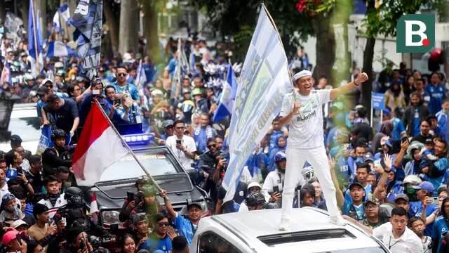 Gubernur Jawa Barat, Dedi Mulyadi, ikut merayakan Persib Bandung juara BRI Liga 1 dari Balai Kota menuju Gedung Sate, Bandung, Jawa Barat, Minggu, (25/5/2025). Pemain dan ribuan bobotoh tumpah ruah merayakan keberhasilan Maung Bandung juara Liga 1. (Bola.com/M Iqbal Ichsan)