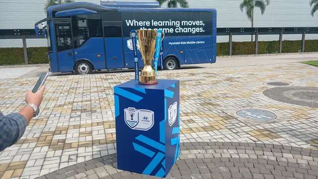 Trofi ASEAN Championship dipamerkan di PT Hyundai Motor Manufacturing Indonesia, Kabupaten Bekasi, Jawa Barat, Senin (26/5/2025) siang. (Bola.com/Hery Kurniawan).