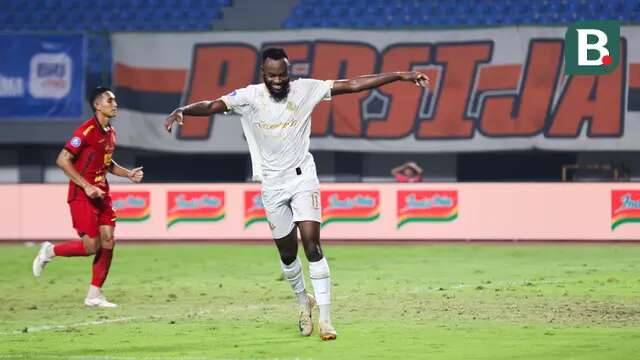 Charles Lokolingoy melakukan selebarasi gol ketiga Arema FC ke gawang Persija Jakarta pada laga pekan 26 BRI Liga 1 2024/2025 yang digelar di Stadion Patriot Candrabhaga, Bekasi, Minggu (9/3/2025) malam WIB.