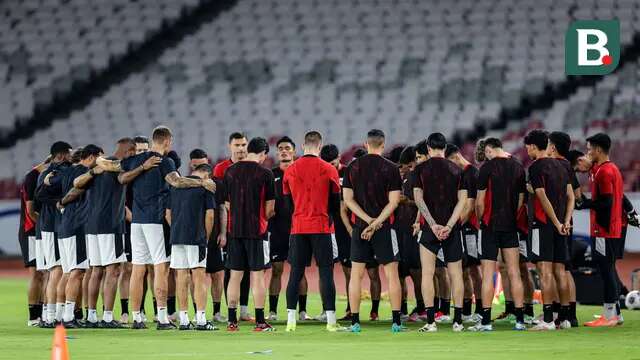 Para pemain Timnas Indonesia berdoa sebelum memulai latihan resmi menjelang laga putaran ketiga Grup C Kualifikasi Piala Dunia 2026 di Stadion Utama Gelora Bung Karno (SUGBK), Senayan, Jakarta, Senin (24/03/2025). (Bola.com/Bagaskara Lazuardi)