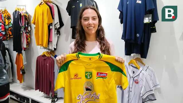 Iris de Rouw mengunjungi Persebaya Store, Sutos, Surabaya, Kamis (30/1/2025). (Bola.com/Aditya Wany)