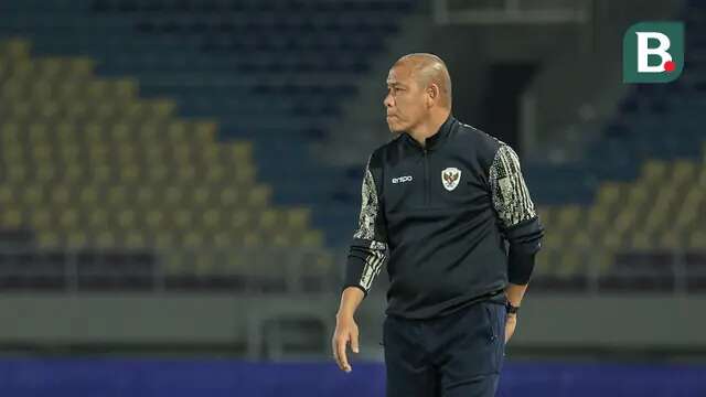 Pelatih Timnas Indonesia U-16, Nova Arianto, saat mendampingi anak asuhnya dalam pertandingan uji coba melawan SKO Ragunan di Stadion Manahan, Solo, Rabu (12/6/2024). (Bola.com/Radifa Arsa)