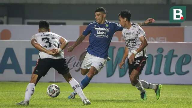 Striker Persib Bandung, Ciro Alves, tengah dikepung dua pemain Bali United, Made Andhika Wijaya dan Novri Setiawan dalam laga pertamanya di Grup C Piala Presiden 2022. Persib Bandung bakal menyusul Bali United dalam perdagangan bursa saham. (Bola.com/Bagaskara Lazuardi)