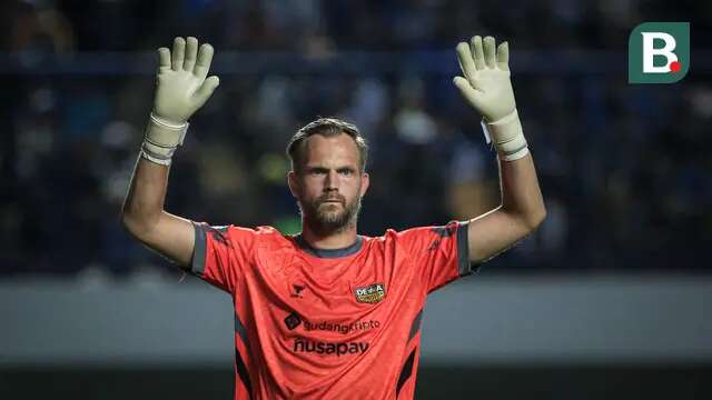 Kiper Dewa United, Sonny Stevens pada laga pekan ketiga BRI Liga 1 2023/2024 antara Persib Bandung melawan Dewa United di Stadion GBLA, Bandung, Jumat (14/07/2023). (Bola.com/Bagaskara Lazuardi)