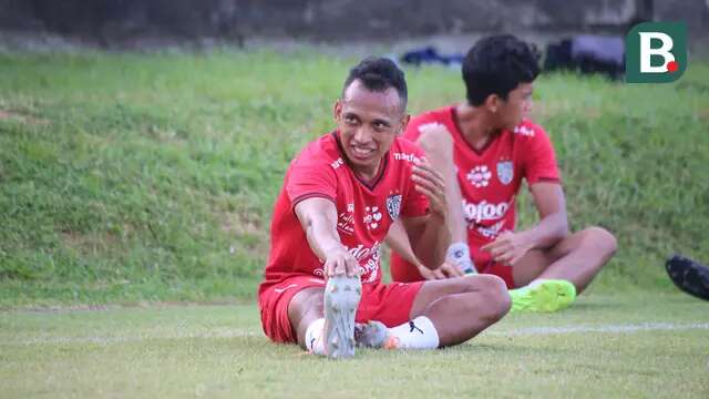 Winger Bali United Irfan Jaya saat sesi pendinginan usai sesi latihan di Lapangan Gelora Trisakti Legian pada Kamis sore (12/1/2023). Irja sudah pulih 100 persen dan punya motivasi besar untuk kembali membela Bali United. (Mahewara Putra/Bola.com)